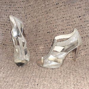 MICHAEL KORS Berkley T-Strap Silver Glitter Zip Up Peep Toe Sandal-Sz 6.5-EX